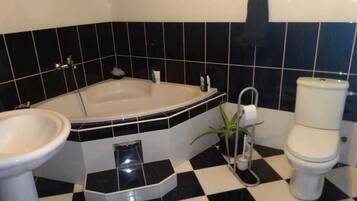 Apartment, 3 Bedrooms, Balcony | Bathroom | Free toiletries, hair dryer, towels