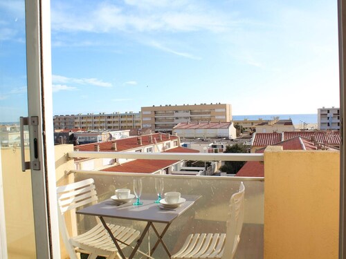 Cozy 1BR Apartment Steps from Beach with Balconies & Wi-Fi
