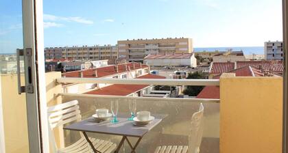 Cozy 1BR Apartment Steps from Beach with Balconies & Wi-Fi