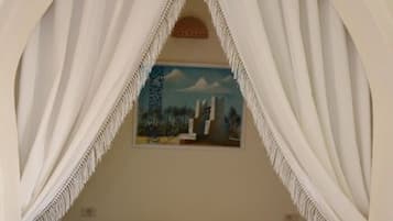 4 bedrooms, iron/ironing board, WiFi, bed sheets