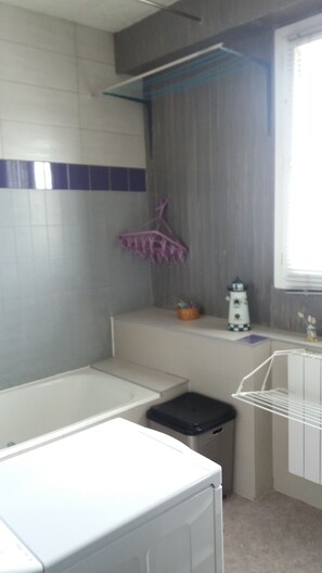 Suihkun ja ammeen yhdistelmä, hiustenkuivaaja, pyyhkeet