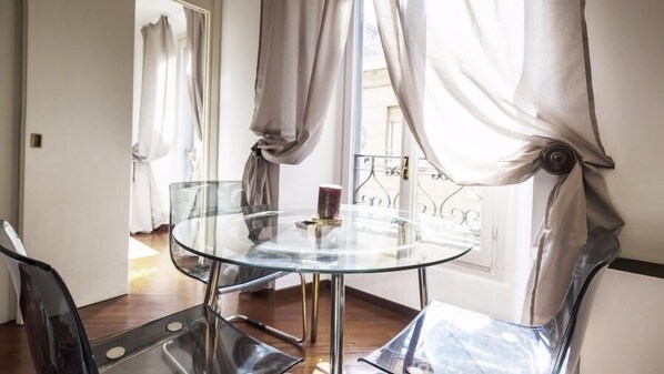 Appartement, 1 chambre | Restauration dans la chambre
