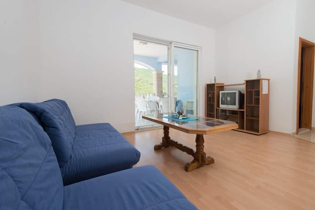 Departamento, 1 habitación, balcón, vista al mar | Área de sala de estar | Televisión de pantalla plana