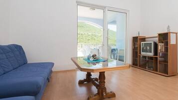 Apartment, 1 Schlafzimmer, Balkon, Meerblick | Wohnbereich | Flachbildfernseher