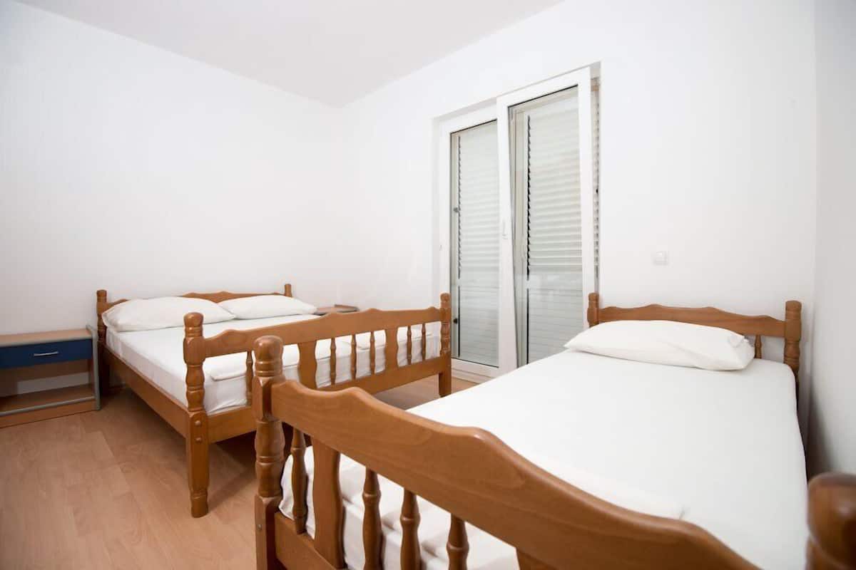 Habitación triple (Shared Kitchen) | Wifi gratis y ropa de cama