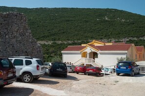 Free self-parking - Villa Jazina Pavlovic Apartments (Neum)