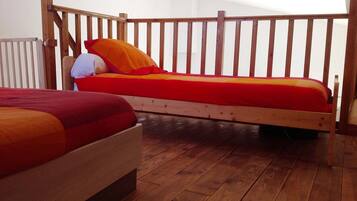 2 chambres, bureau, fer et planche Ă repasser, lit parapluie