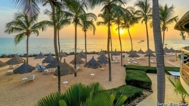 A beach with palm trees, sun loungers, and thatched umbrellas. - Villa Kadia Paradis 2 (Saly)