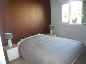 3 makuuhuonetta, silitysrauta/-lauta, Wi-Fi, vuodevaatteet