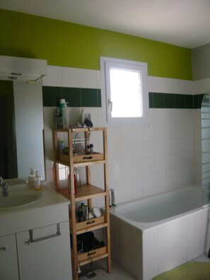 Kylpyamme, hiustenkuivaaja, pyyhkeet, sampoo