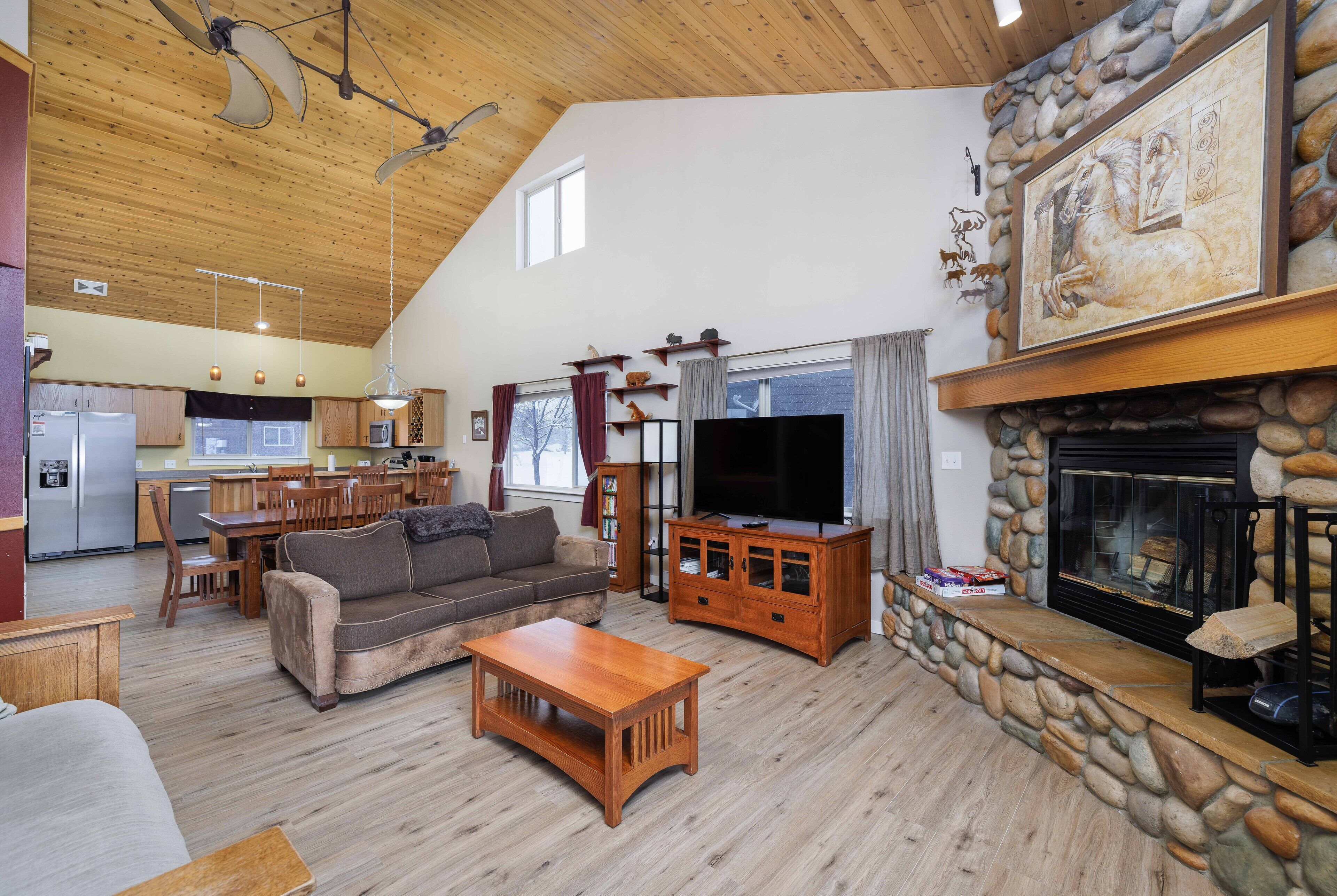 TV, fireplace