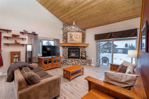 Firelight Retreat, jossa on oma poreallas ja ilmainen bussikuljetus!