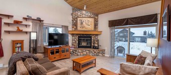 Condo w/private hot tub & fireplace close to Big Sky Resort & Town Center - Firelight Retreat