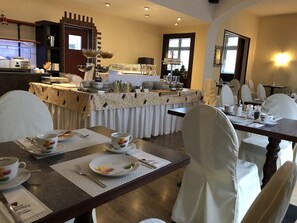 بوفيه فطور مجانًا يوميًا