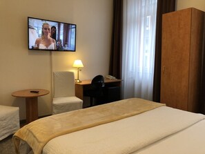 Comfort tweepersoonskamer, 1 queensize bed, uitzicht op de stad | Een kluis op de kamer, gratis wifi, beddengoed
