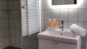 Economy-Doppelzimmer, 1 Queen-Bett, Stadtblick | Badezimmer | Handtücher
