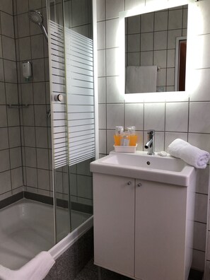 Economy Double Room, 1 Queen Bed, City View | Bathroom | Towels - Hotel Goldenes Lamm (Idstein)