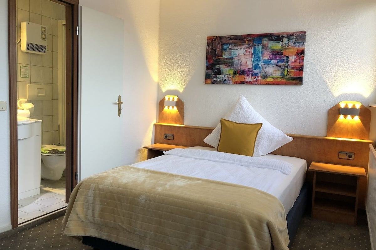 Comfort eenpersoonskamer, 1 twijfelaar | Een kluis op de kamer, gratis wifi, beddengoed