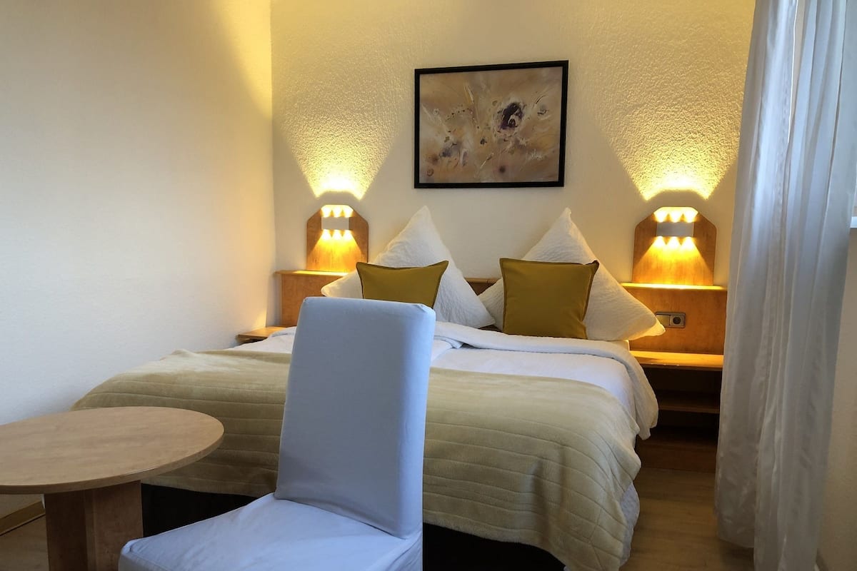 Economy tweepersoonskamer, 1 queensize bed, uitzicht op stad | Een kluis op de kamer, gratis wifi, beddengoed
