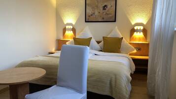 Economy-Doppelzimmer, 1 Queen-Bett, Stadtblick | Zimmersafe, kostenloses WLAN, Bettwäsche
