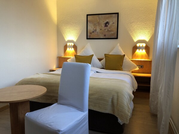 Economy Double Room, 1 Queen Bed, City View | In-room safe, free WiFi, bed sheets - Hotel Goldenes Lamm (Idstein)