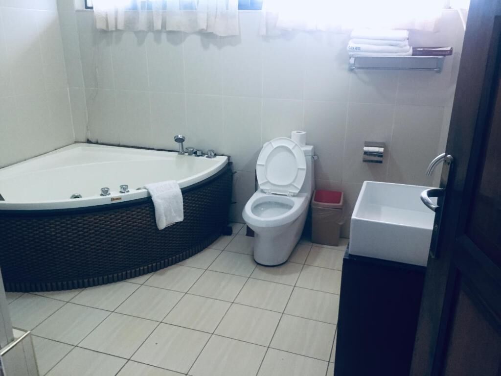 Ein Badezimmer mit Badewanne, Toilette und Waschbecken.