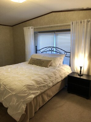 3 bedrooms, iron/ironing board, WiFi, bed sheets