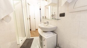 Dupleks (Torino I) | Kamar mandi | Shower, pancuran hujan, perlengkapan mandi gratis, dan pengering rambut
