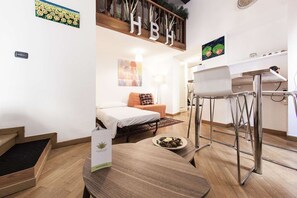 Duplex (Torino I) | 1 sovrum, unika möbler, skrivbord och strykjärn/strykbräda