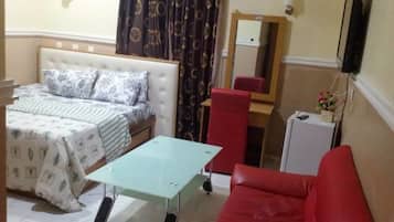 Executive Room | Desk, bed sheets