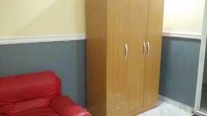 標準客房 | 書桌、床單