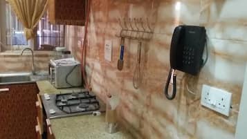 Habitación ejecutiva | Escritorio y ropa de cama