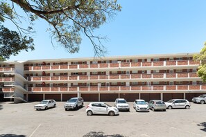 Un parking à plusieurs étages où sont garées plusieurs voitures.