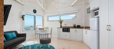 Comfort Studio, City View | Living area