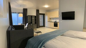 Family Studio Suite | Living room | 42-inch flat-screen TV with digital channels, Smart TV, heated floors - Heima Holiday Homes (Selfoss)