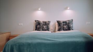 Premium bedding, desk, soundproofing, free WiFi