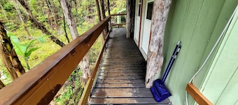 #3 cabin - private space in volcano with TV, Microwave and indoor bathroom