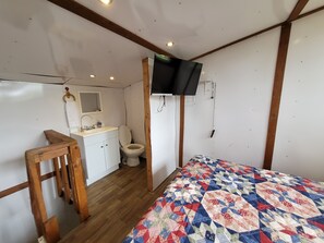 1 bedroom, free WiFi, bed sheets - #3 cabin - private space in volcano with TV, Microwave and indoor bathroom (Fern Forest)