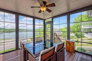 Dining - Lake Chatuge Bungalow by Chatuge Home Concierge | Cozy Pet-Friendly Retreat · Lake & Mountain Views · Firepit (Hiawassee)