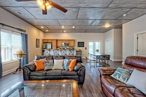 Smart TV, fireplace - Lake Chatuge Bungalow by Chatuge Home Concierge | Cozy Pet-Friendly Retreat · Lake & Mountain Views · Firepit (Hiawassee)