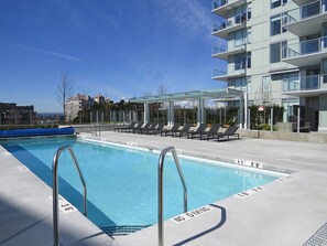 Outdoor pool, a heated pool - Close to Ocean/Near Downtown/Wifi/Secure Parking/Outdoor Pool/Gym (Victoria)