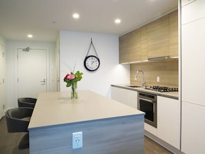Réfrigérateur, four à micro-ondes, un four, surface de cuisson