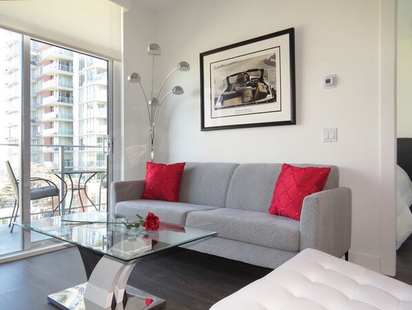 TV - Close to Ocean/Near Downtown/Wifi/Secure Parking/Outdoor Pool/Gym (Victoria)