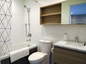 Hair dryer, towels, toilet paper - Close to Ocean/Near Downtown/Wifi/Secure Parking/Outdoor Pool/Gym (Victoria)