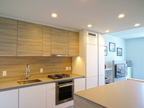 Geladeira, micro-ondas, fogão, cooktop
