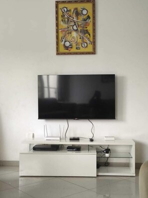 Flat-screen TV, DVD player - Un appartement de Standing sur la VDN (Dakar)