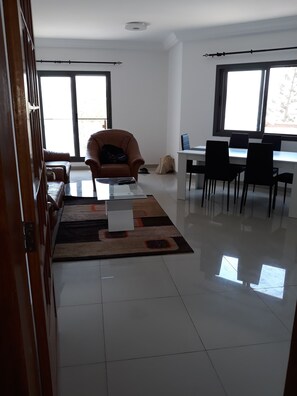 Apartamento superior, 2 camas de casal (VDN) | Área de estar | TV de tela plana, DVD player