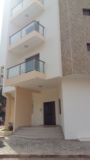 Front of property - Un appartement de Standing sur la VDN (Dakar)