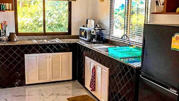 Kühlschrank, Mikrowelle, Herdplatte, Wasserkocher mit Kaffee-/Teezubehör