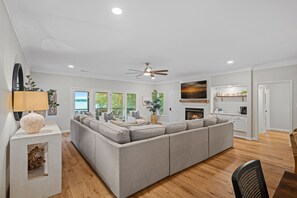 智能电视、壁炉、电子游戏、桌上足球